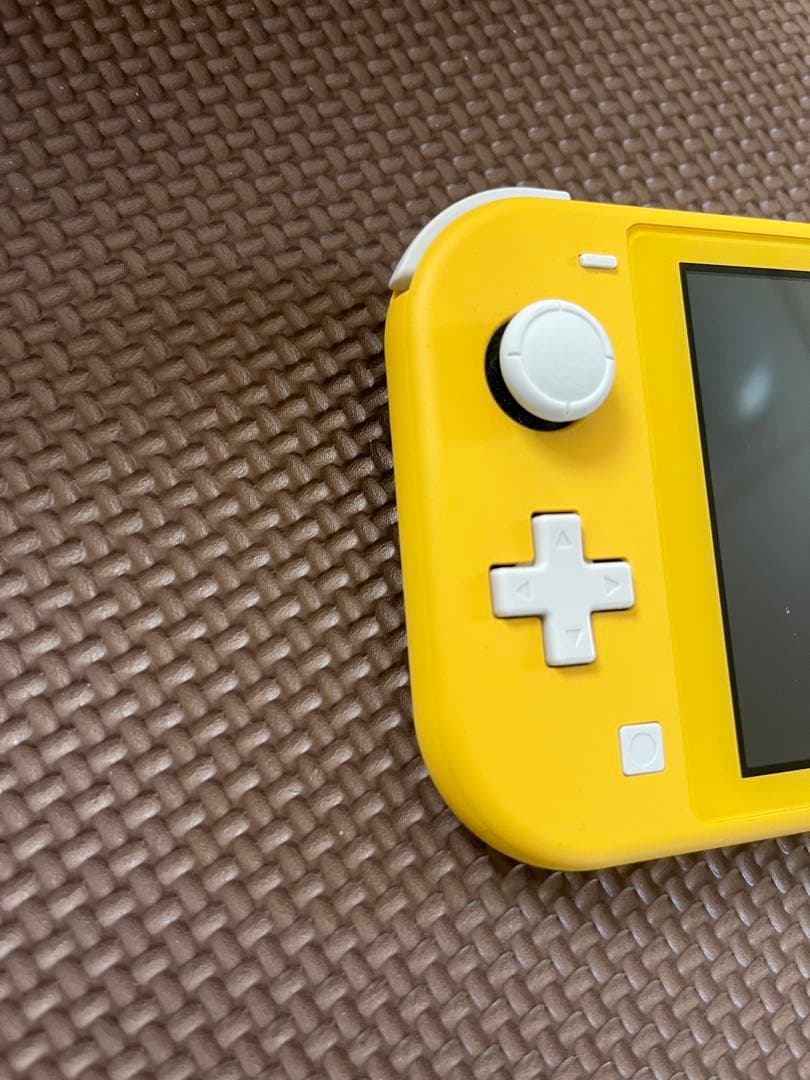 Nintendo switch light イエロー