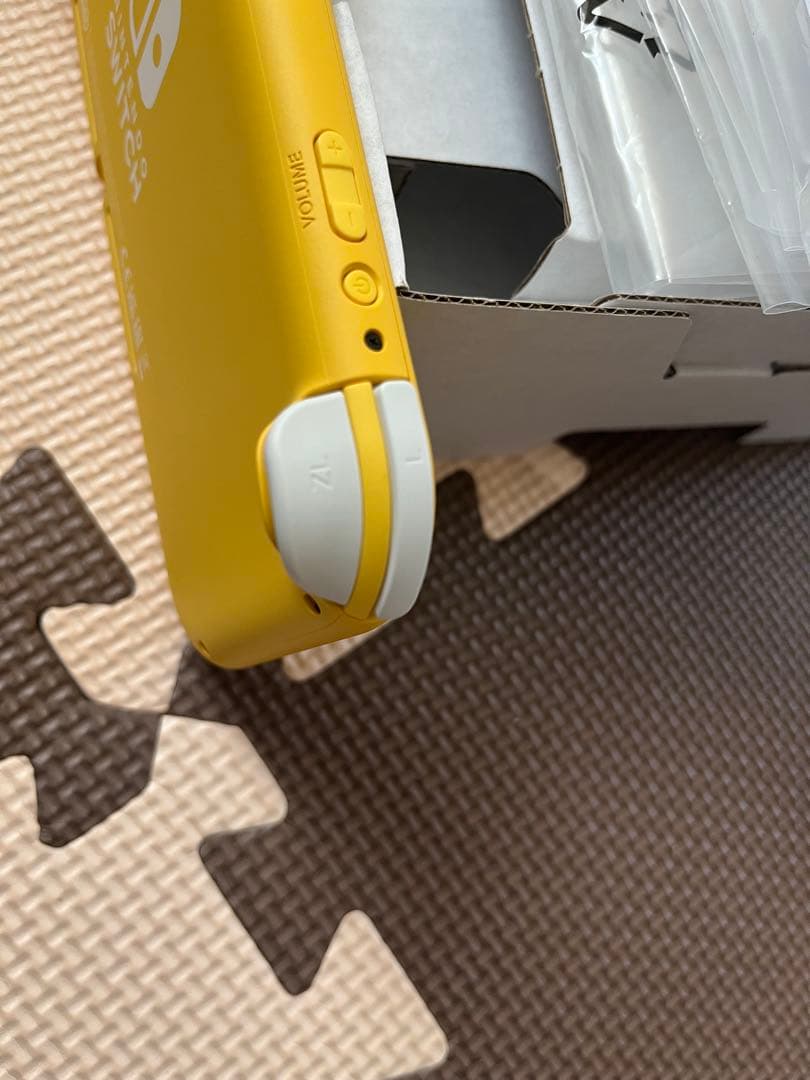 Nintendo switch light イエロー