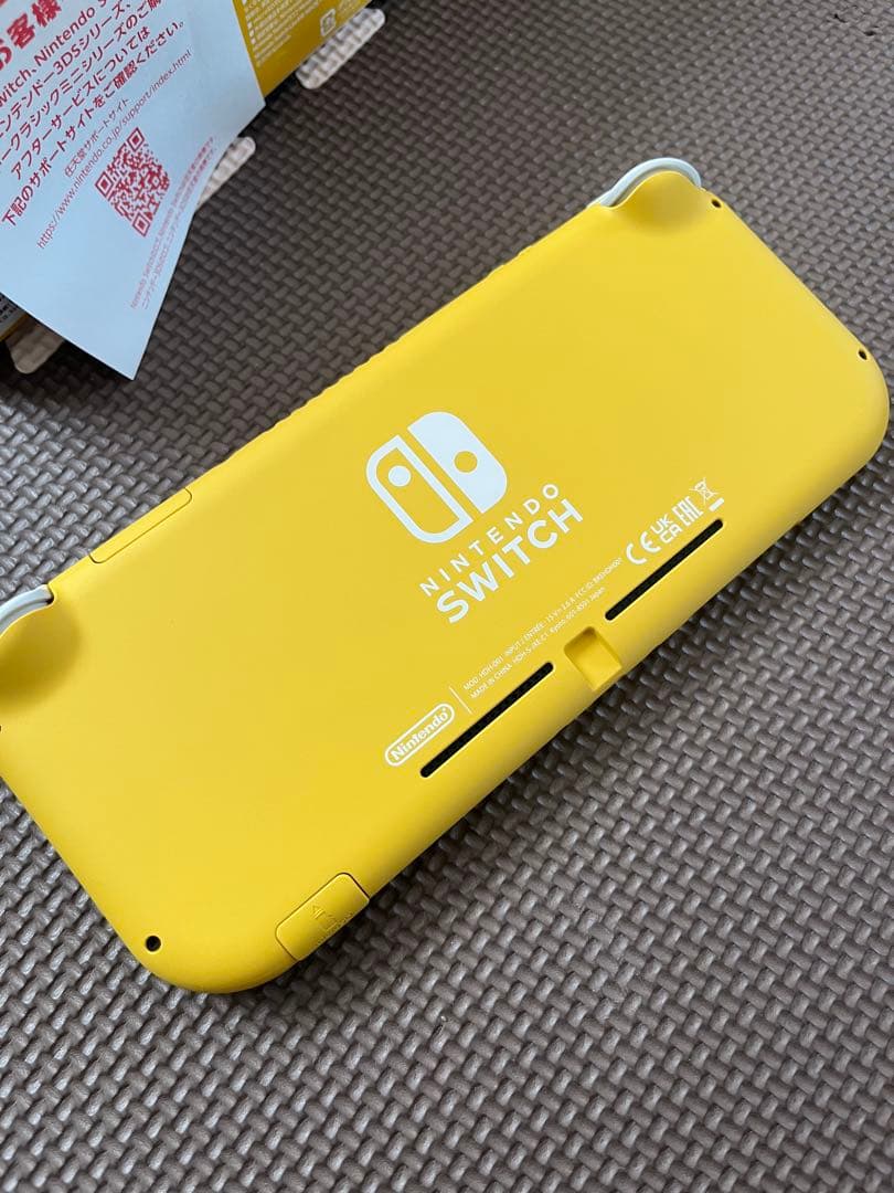 Nintendo switch light イエロー
