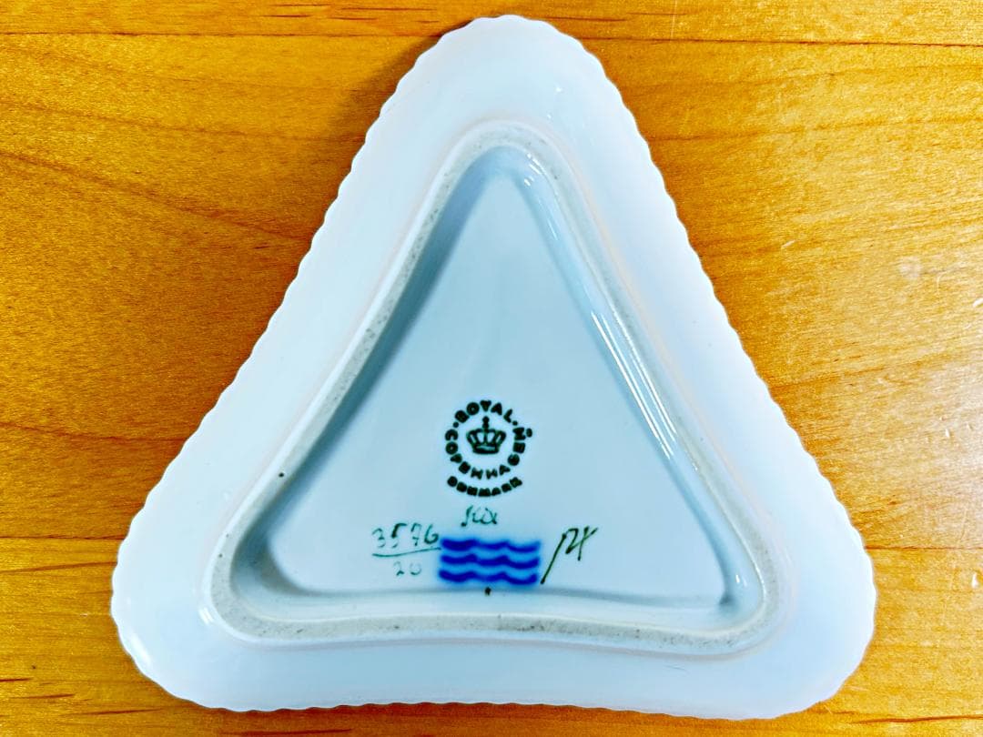 ロイヤルコペンハーゲン フローラダニカ カスタードカップ＆ソーサー 三角 金彩