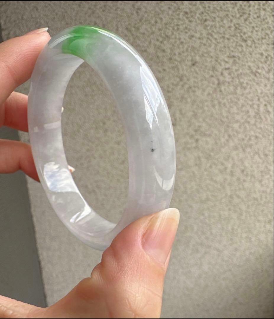 翡翠ヒスイバングル 薄いグレーとグリーンポイントのグラデーション 値下げました‼️
