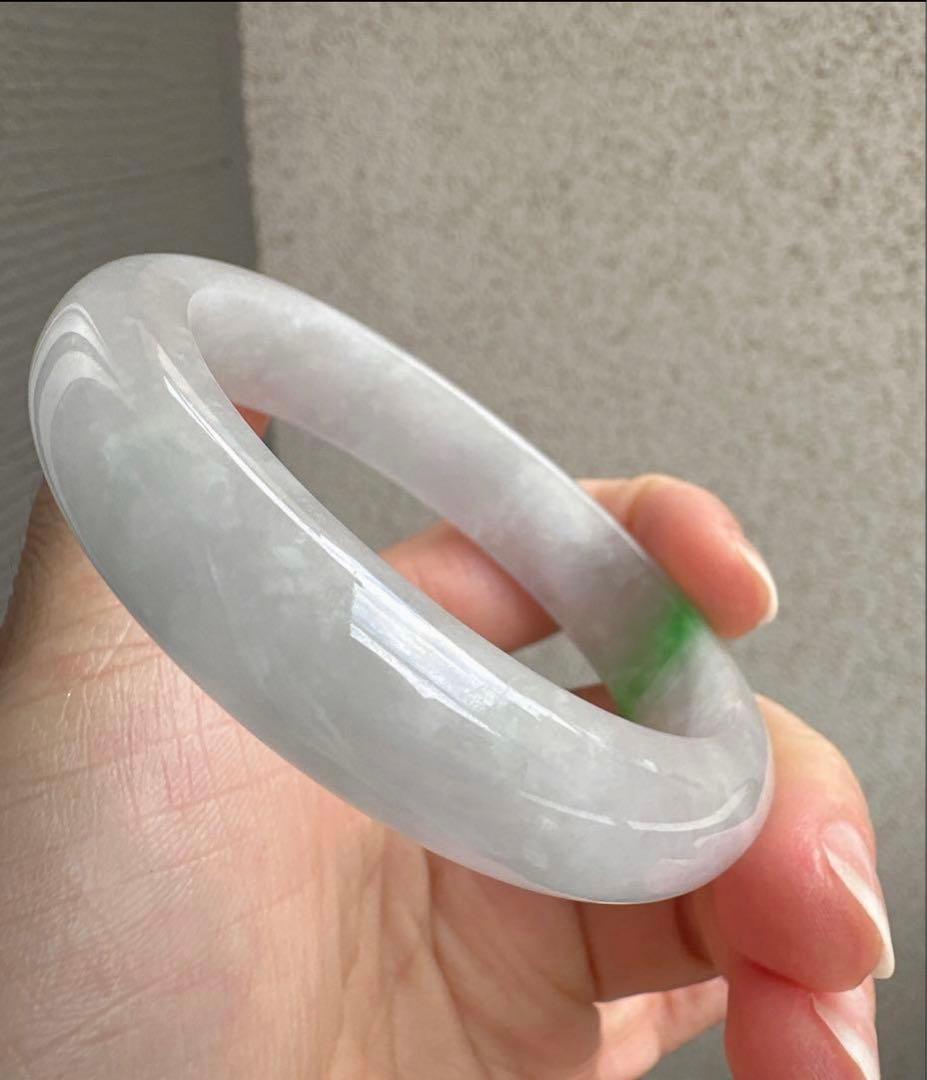 翡翠ヒスイバングル 薄いグレーとグリーンポイントのグラデーション 値下げました‼️