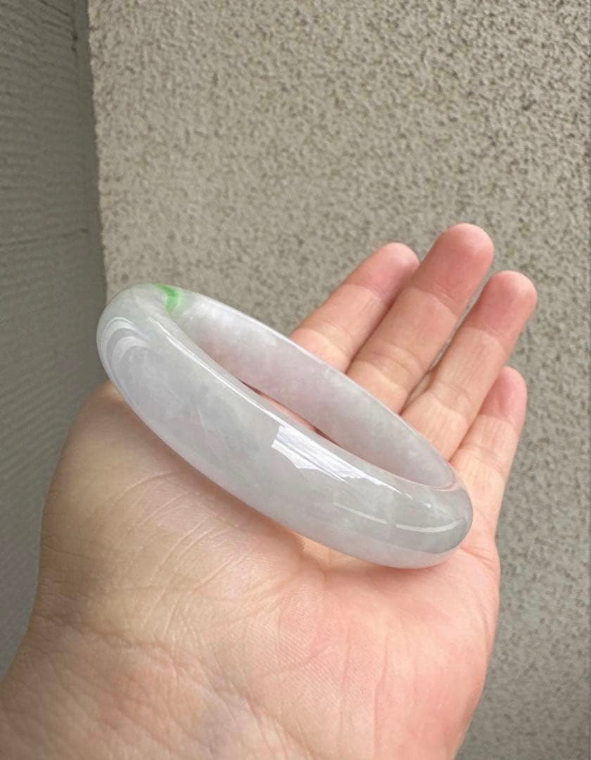 翡翠ヒスイバングル 薄いグレーとグリーンポイントのグラデーション 値下げました‼️