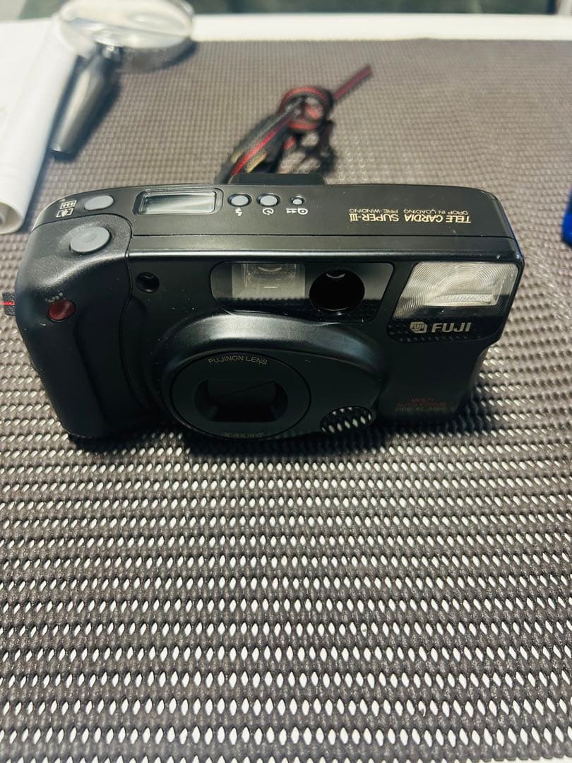 デジタルカメラ5個とフィルムカメラ1個