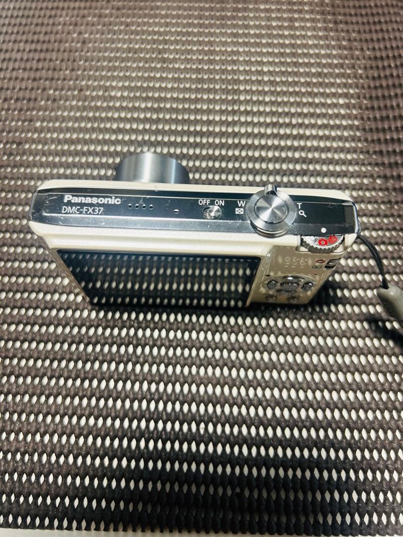 デジタルカメラ5個とフィルムカメラ1個