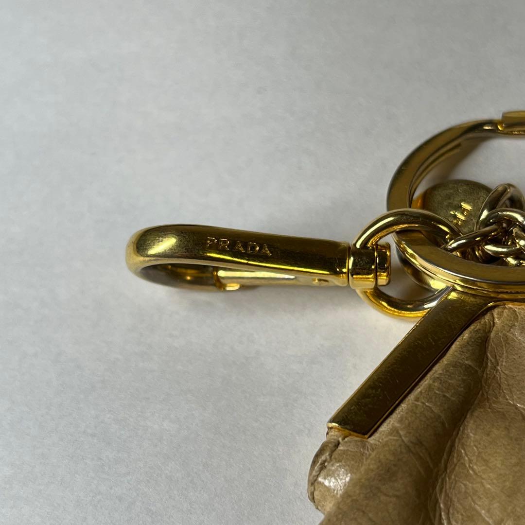 プラダ PRADA がま口 キーホルダー チャーム ベージュ 1AR71