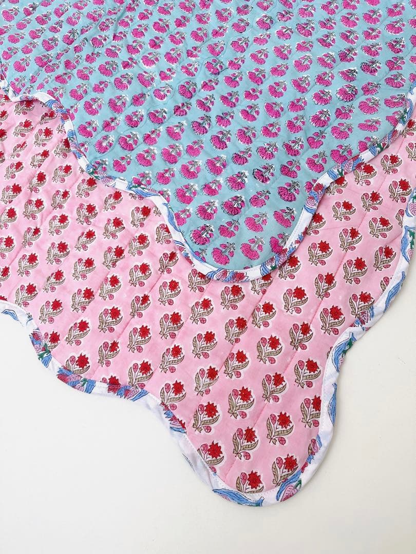 ブロックプリント うねうねキルトブランケット ピンク×水色 - メルカリ