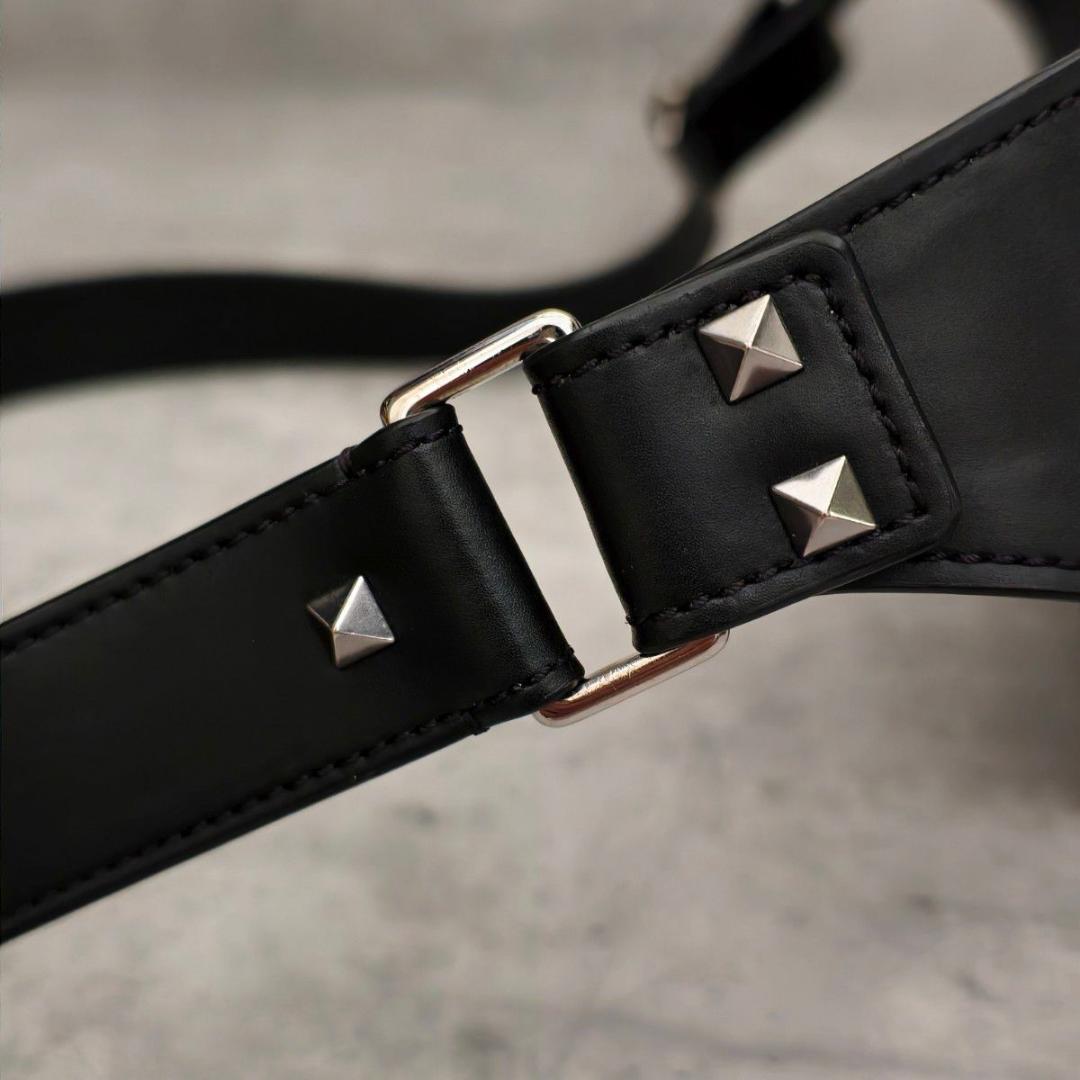 【正規品・極美品】VALENTINO ボディバッグ VLTN スタッズ ブラック