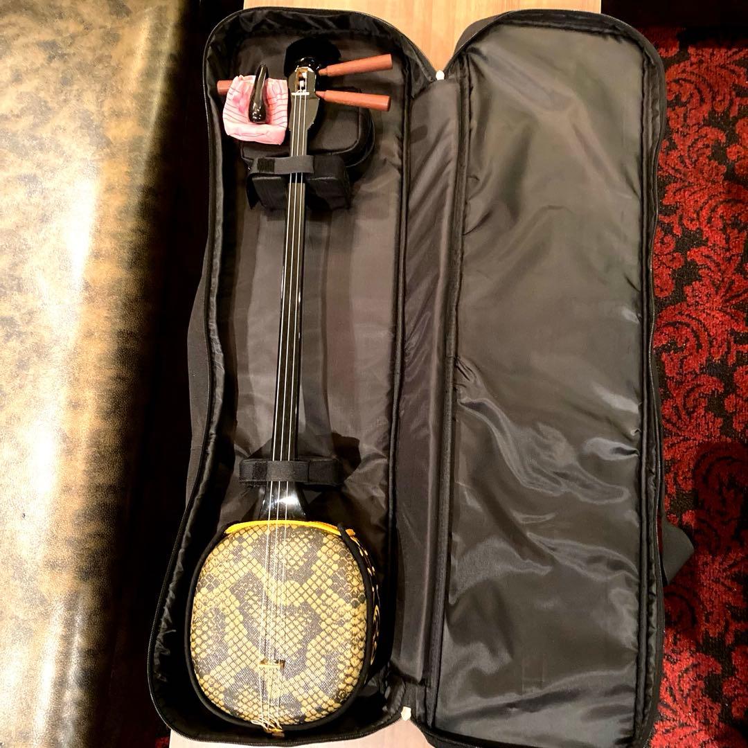 沖縄三線 本蛇皮強化張り☆ 黒塗り棹 ソフトケース付き！美品