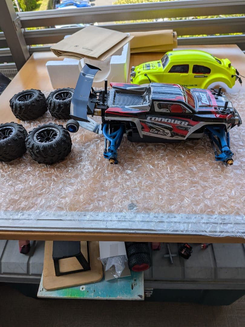 トラクサスEレボ1/16 更に変更しました。ボデーは、1台を、選択し