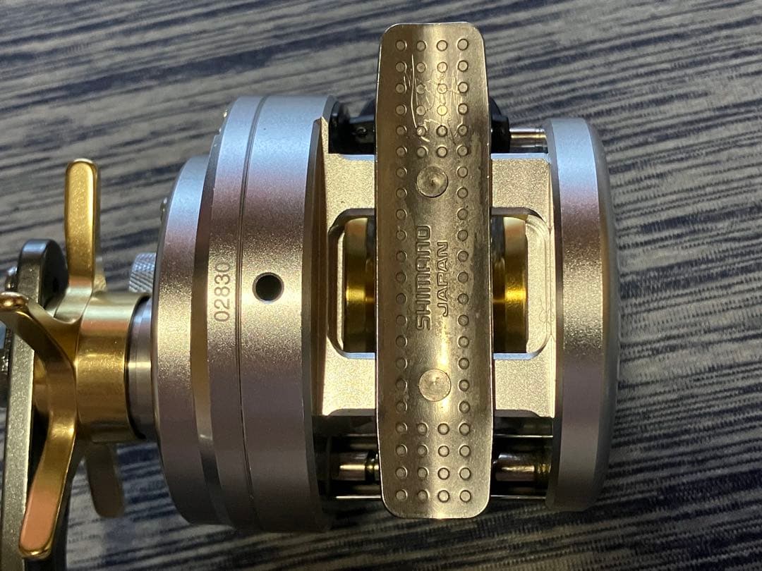 超美品 シマノ 純正 カルカッタ 401F 左巻き カスタムパワーハンドル 船釣