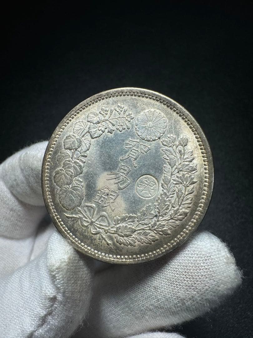 貿易銀　明治七年　菊紋・竜　　　一圓銀貨