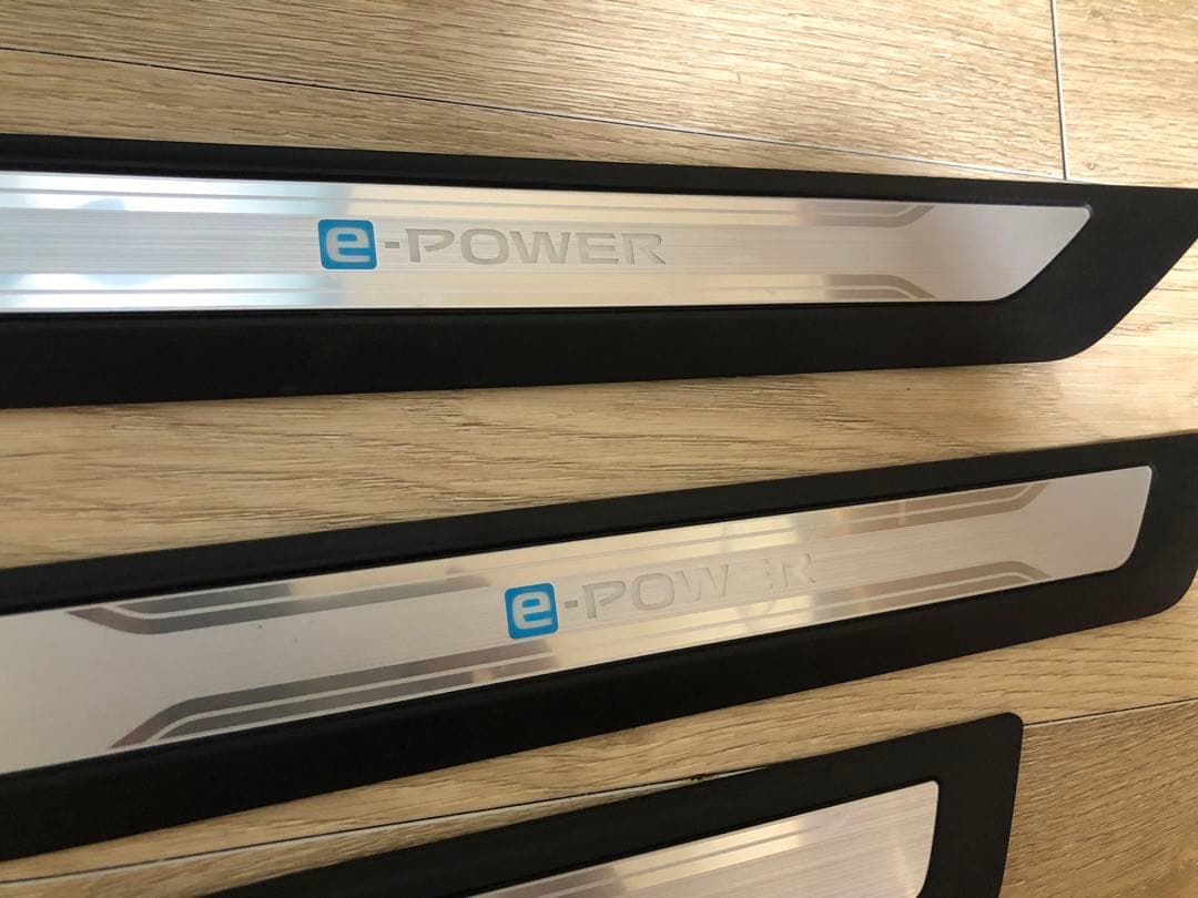 日産　純正イルミキッキングプレート