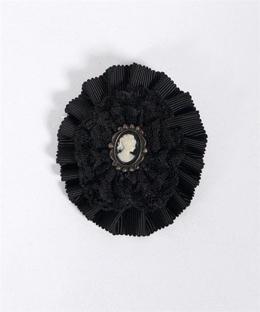 272◇カメオブローチフリルエプロン 黒 axes femme アクシーズ