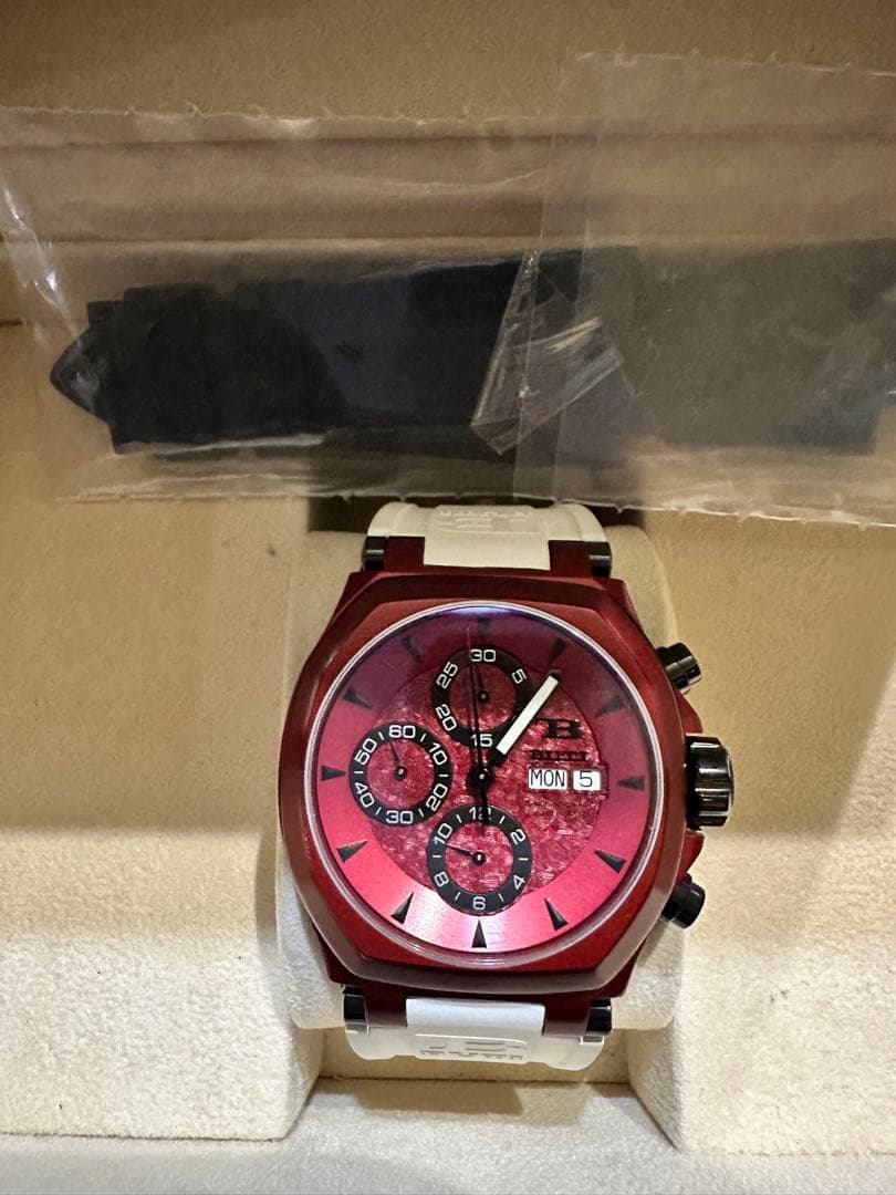 ブティ　BUTI　９　ノーヴェ　クロノグラフ　限定1000本　赤文字盤　赤ケース