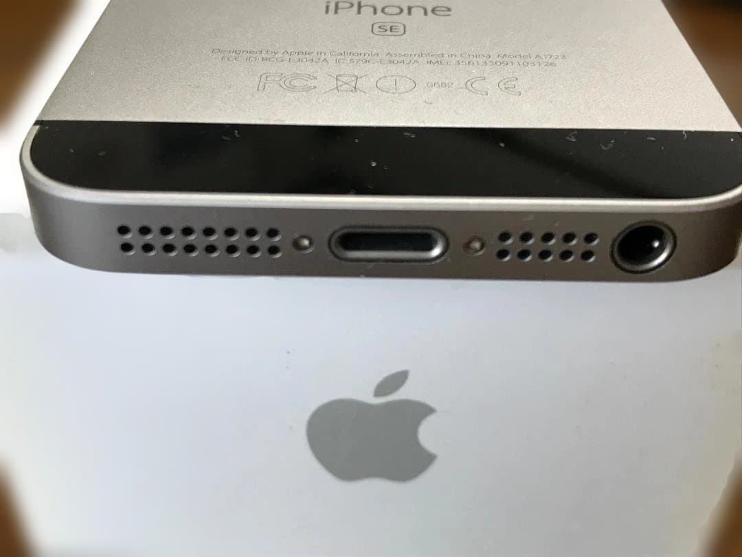 美品！iPhone SE 32GB SIM解除 バッテリ99%AC/ケーブル付