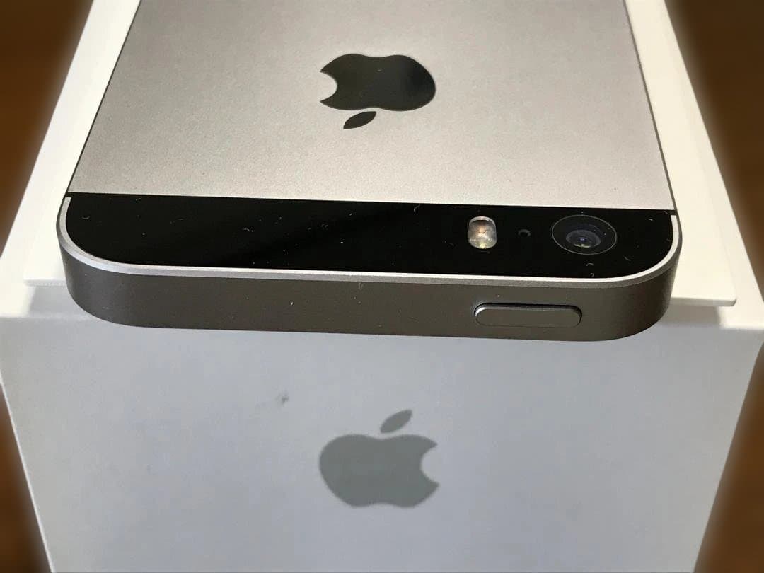 美品！iPhone SE 32GB SIM解除 バッテリ99%AC/ケーブル付