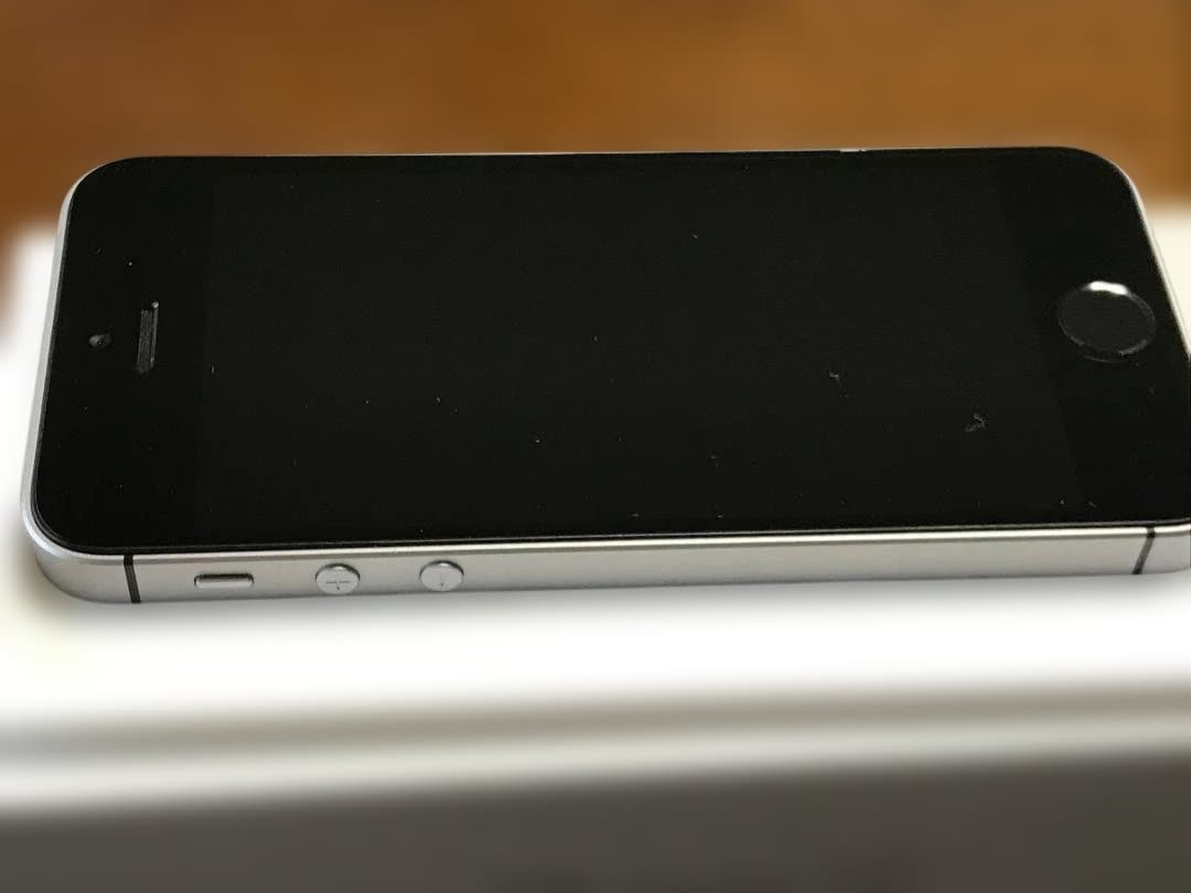 美品！iPhone SE 32GB SIM解除 バッテリ99%AC/ケーブル付
