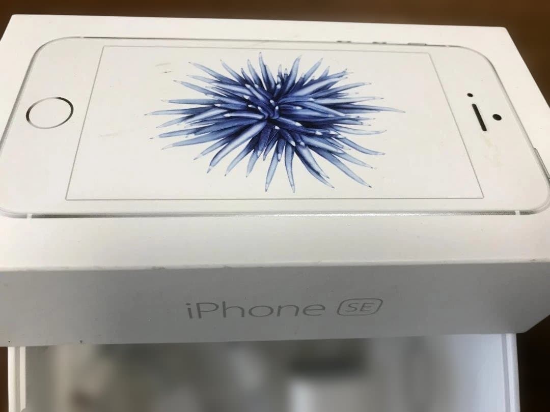 美品！iPhone SE 32GB SIM解除 バッテリ99%AC/ケーブル付