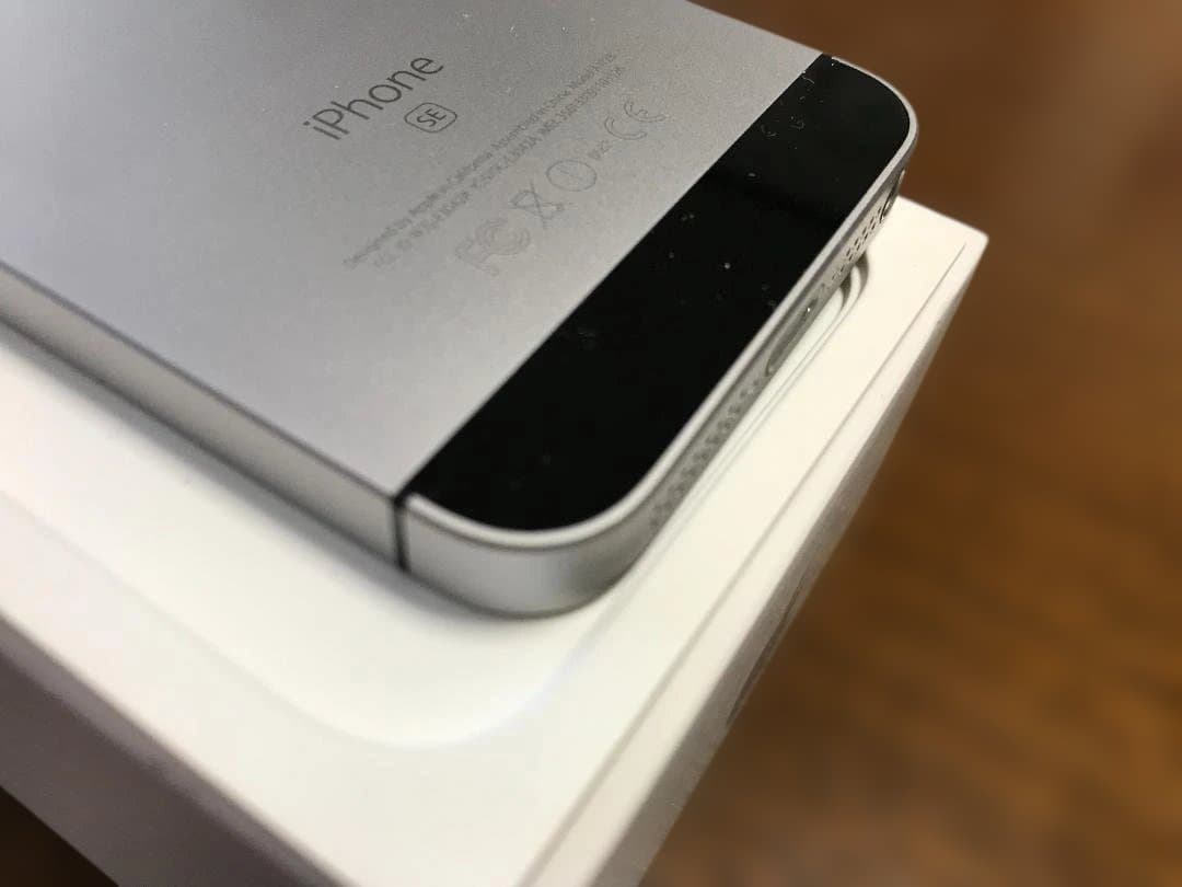 美品！iPhone SE 32GB SIM解除 バッテリ99%AC/ケーブル付