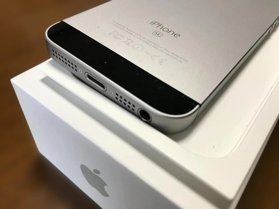 美品！iPhone SE 32GB SIM解除 バッテリ99%AC/ケーブル付