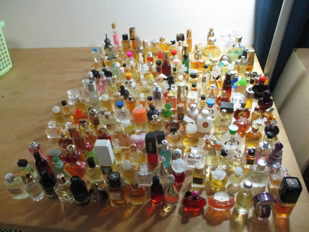香水　ミニボトル　メルカリ史上最高個数ミニボトルセット　１１００個以上 ラスト