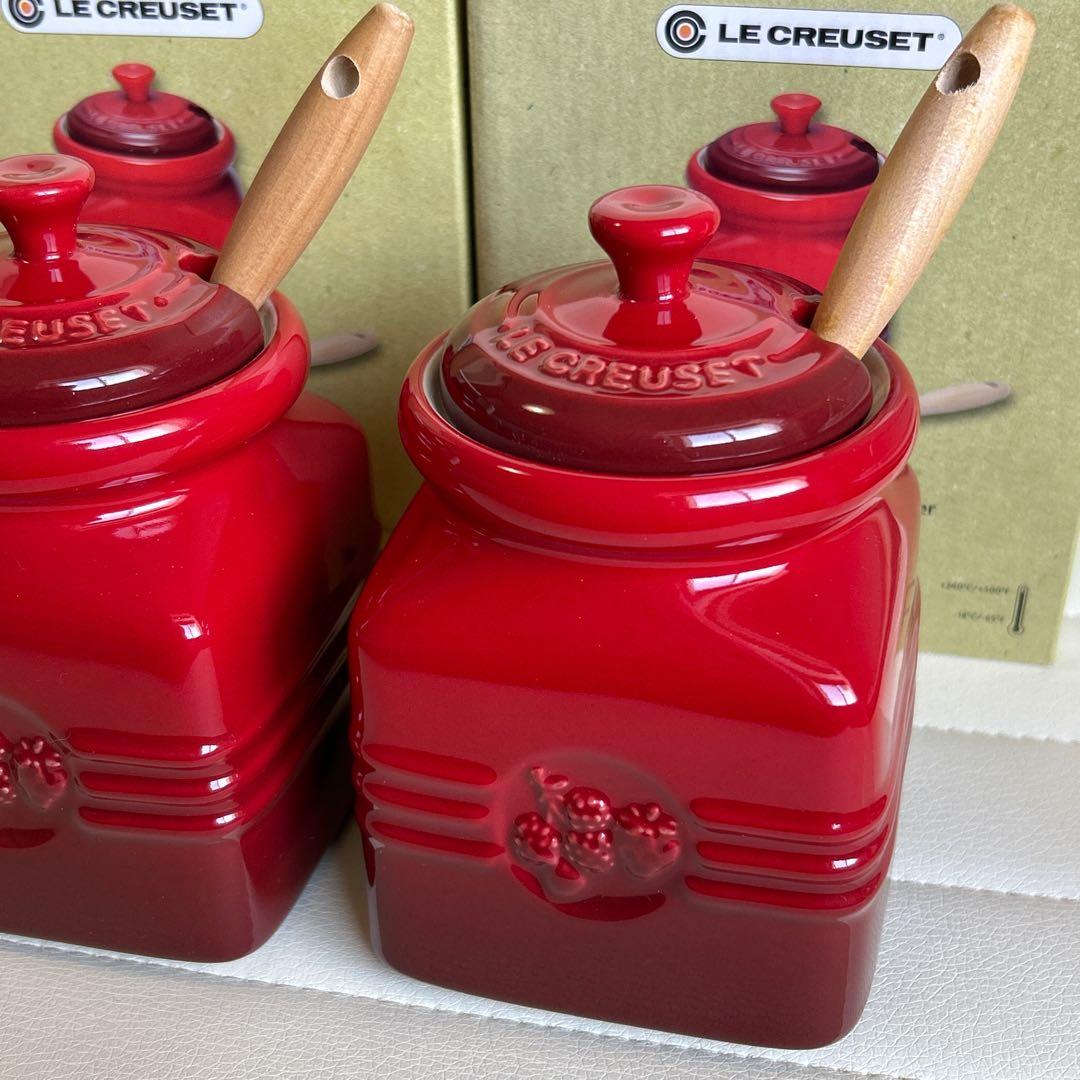 ル・クルーゼ　ベリー　ジャムポット 2個　スパチュラ付き　調味料入れ　レッド　赤