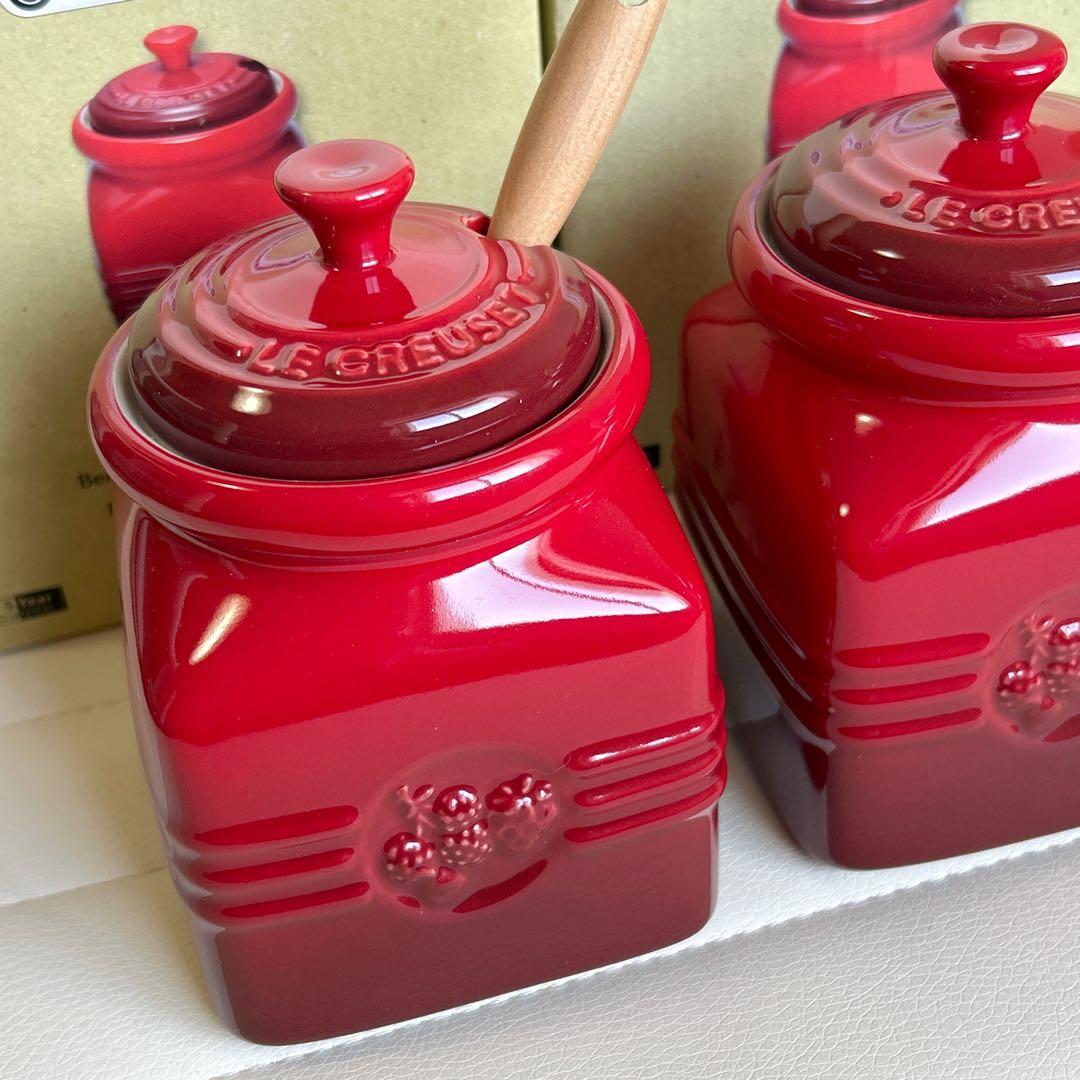 ル・クルーゼ　ベリー　ジャムポット 2個　スパチュラ付き　調味料入れ　レッド　赤