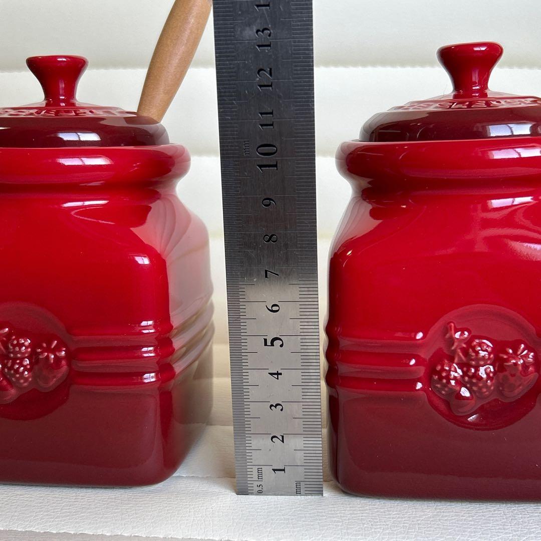 ル・クルーゼ　ベリー　ジャムポット 2個　スパチュラ付き　調味料入れ　レッド　赤