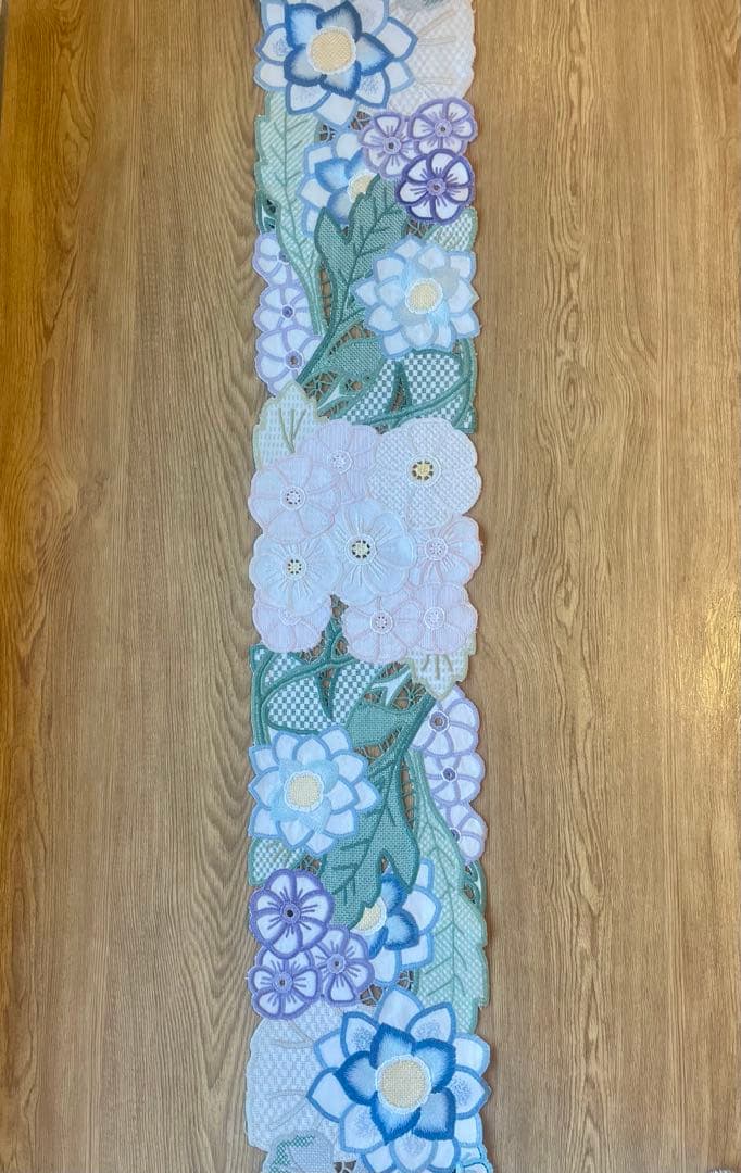 お値引き　戸塚刺繍作品　花柄テーブルセンター　ハンドメイド　130✖️20