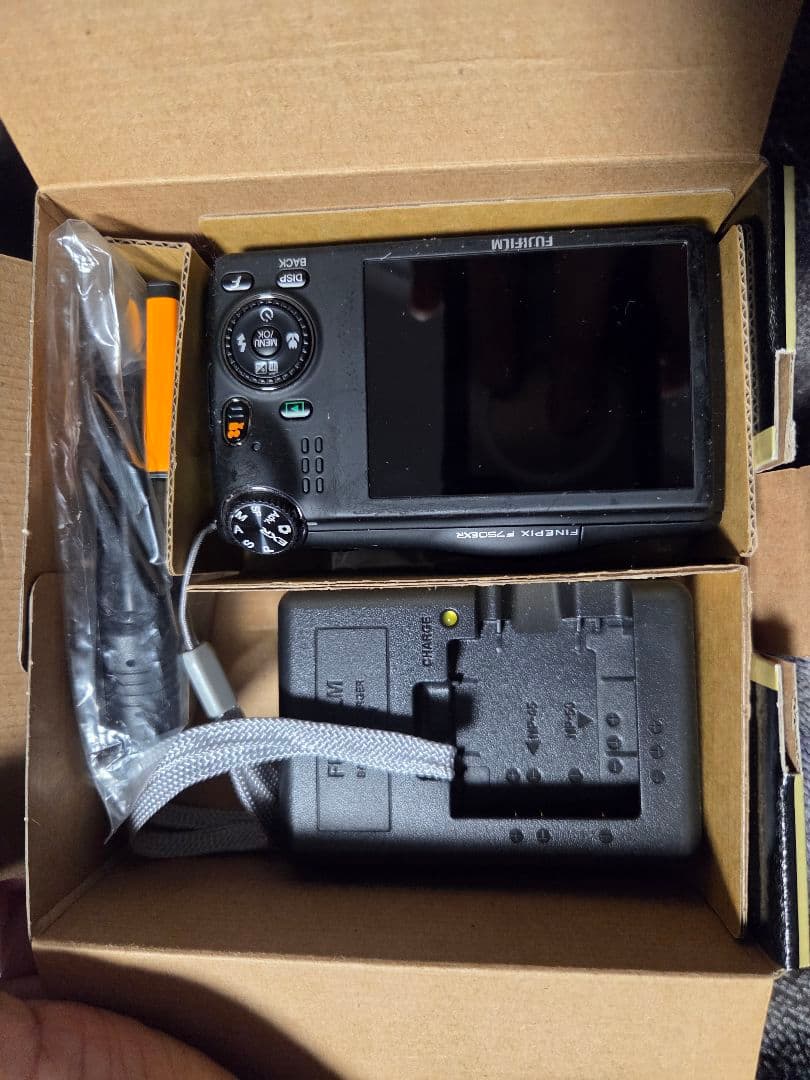 デジタルカメラ FUJIFILM FINEPIX F750 EXR