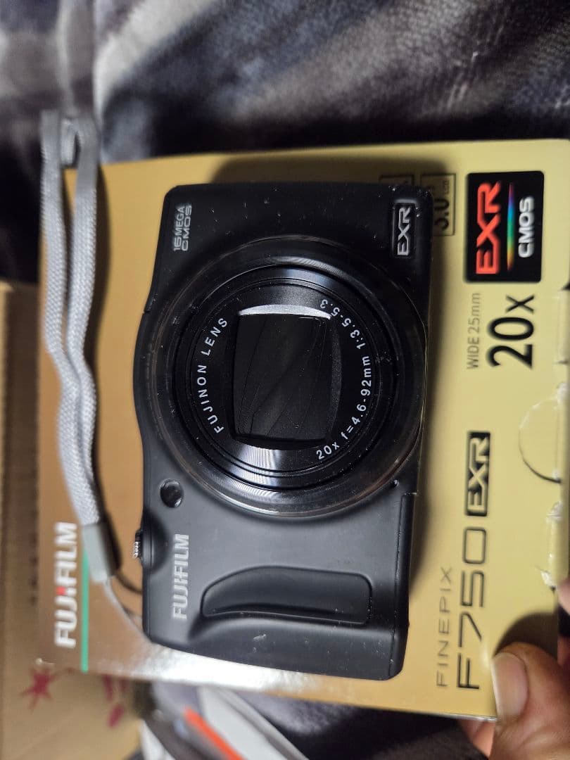 デジタルカメラ FUJIFILM FINEPIX F750 EXR