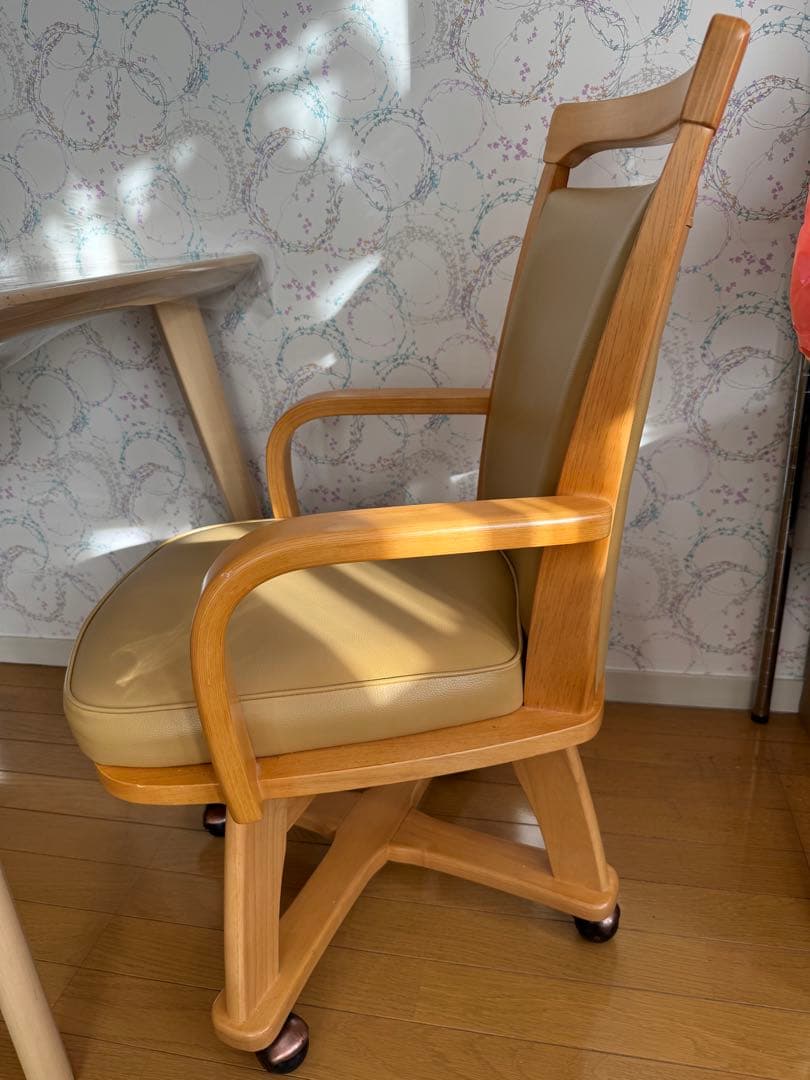 ベージュの木製アームチェア (キャスター付き)