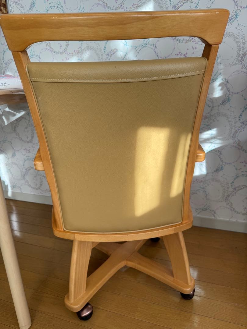 ベージュの木製アームチェア (キャスター付き)