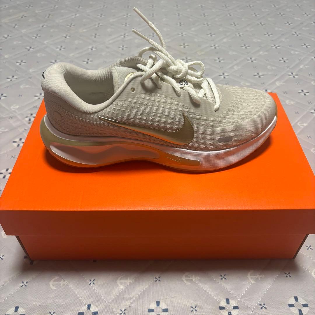 Nike ウィメンズ ランニングシューズ 24.0 新品未使用 ベージュゴールド
