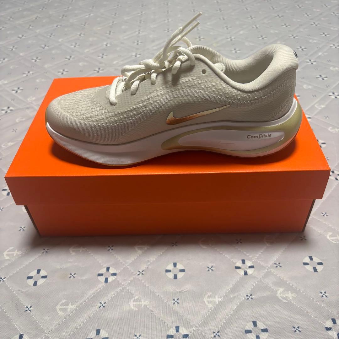 Nike ウィメンズ ランニングシューズ 24.0 新品未使用 ベージュゴールド