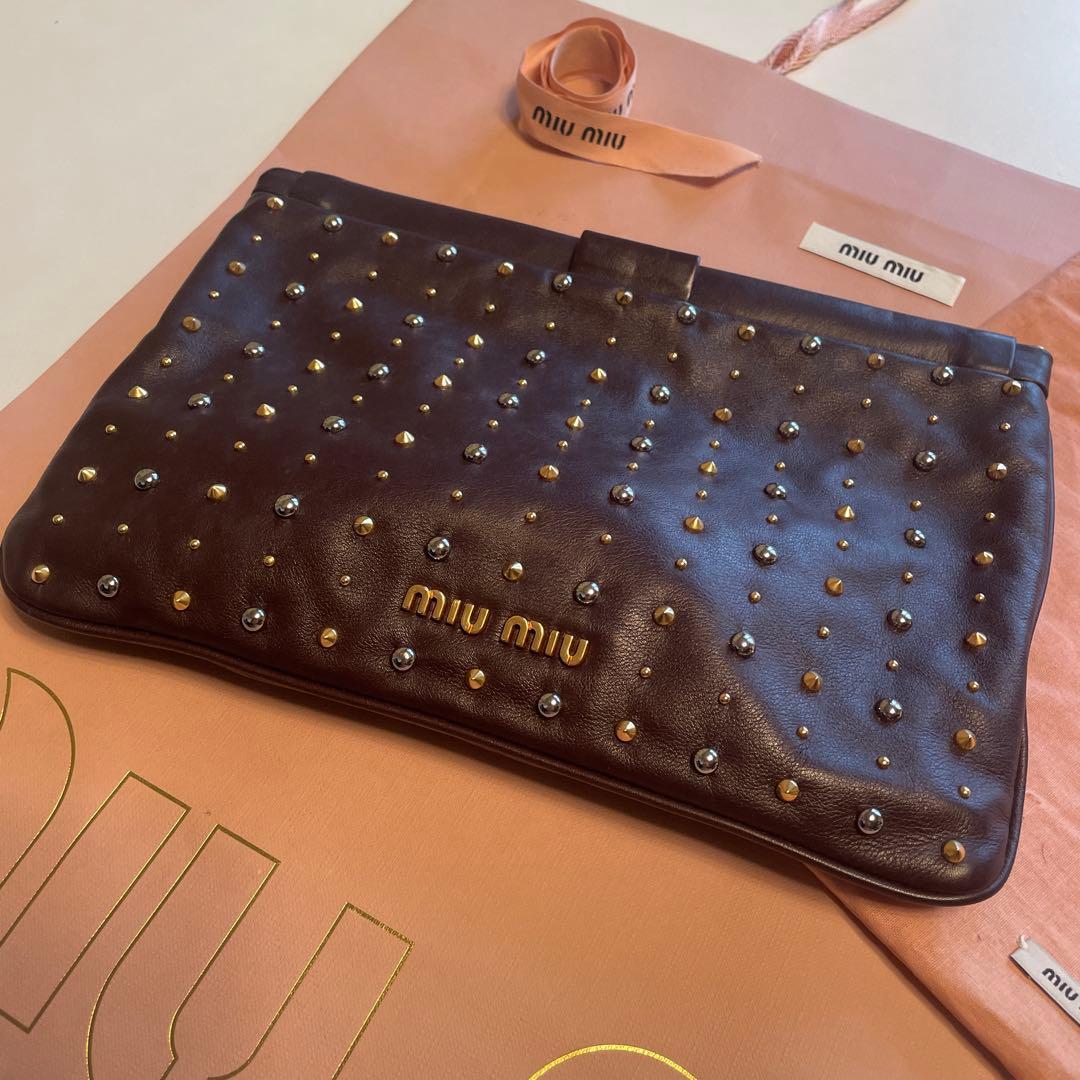 アウトレット 価格ファッション - miu miu スタッズ付きクラッチバッグ