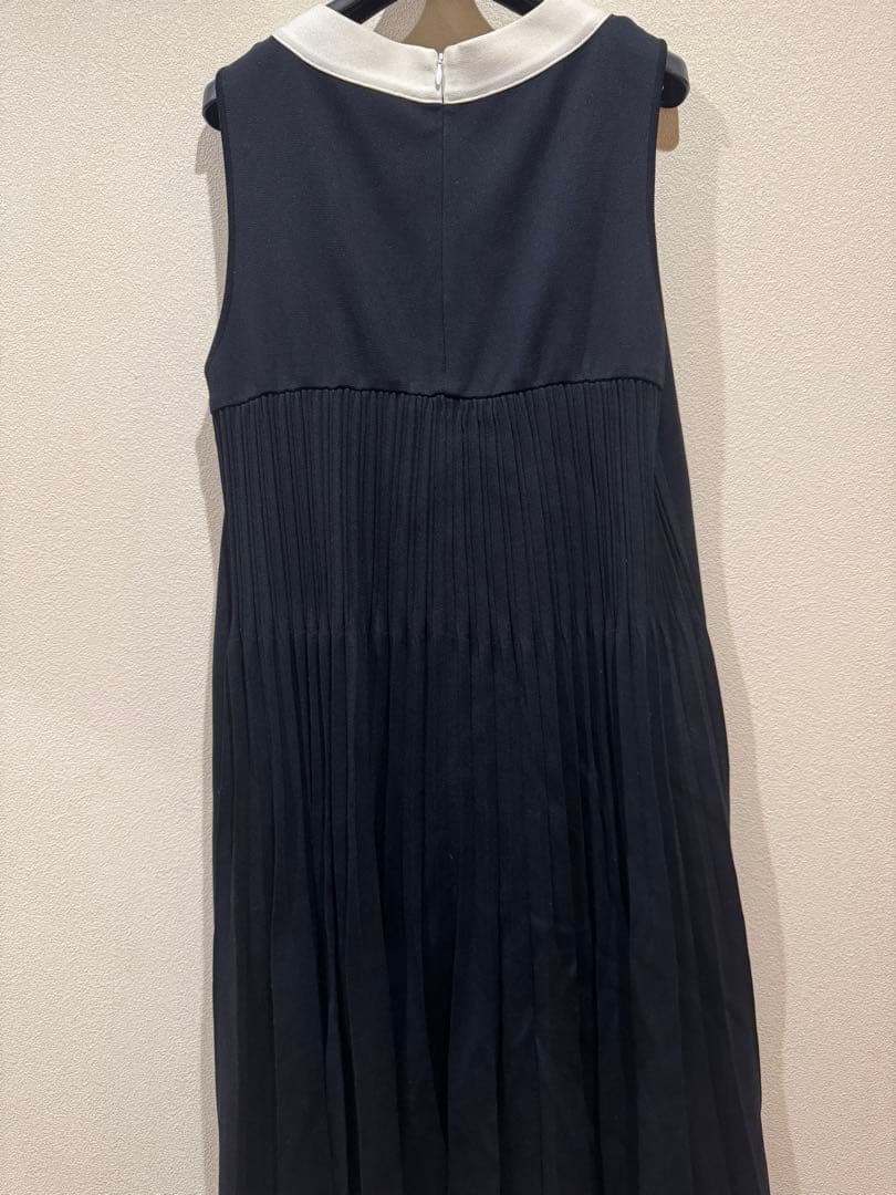 フォクシー ニットワンピースドレス バックプリーツ ブラック 42 白襟