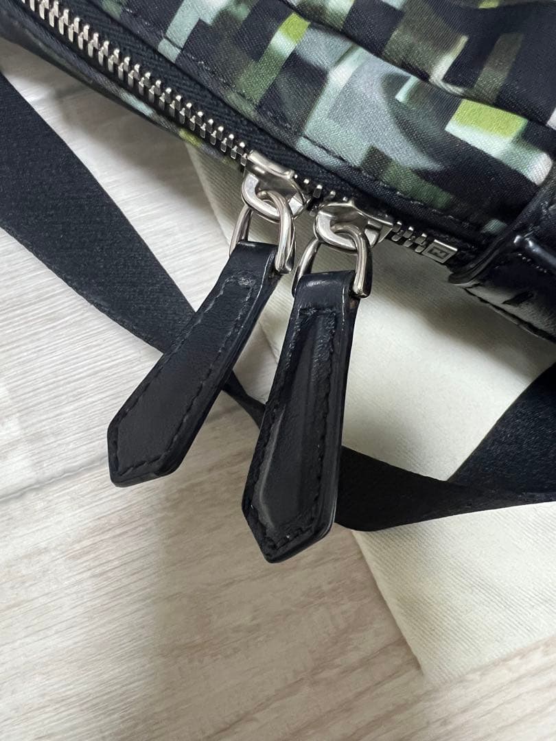 FENDIズッカ カモフラージュボディーバックワンショルダー♡ナイロンブラック