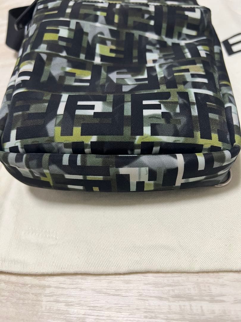 FENDIズッカ カモフラージュボディーバックワンショルダー♡ナイロンブラック