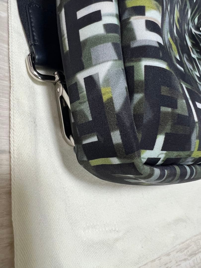 FENDIズッカ カモフラージュボディーバックワンショルダー♡ナイロンブラック
