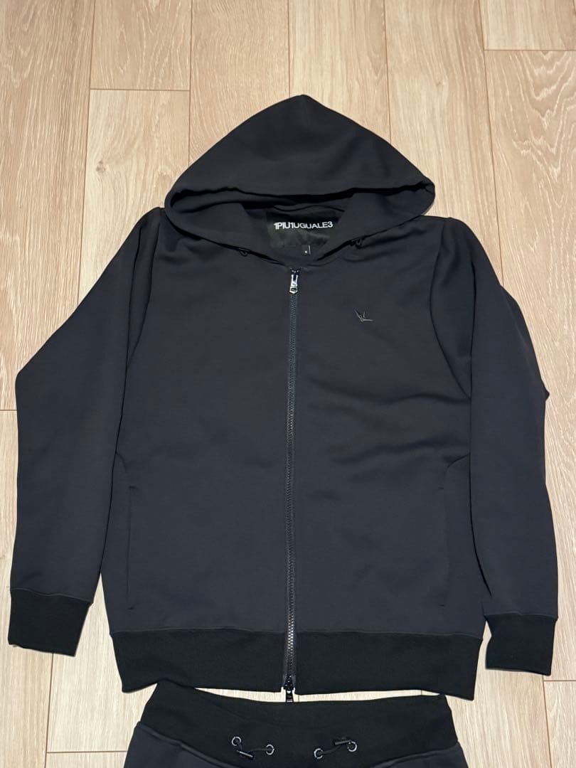 1PIU1UGUALE3の上下セットのラグジュアリージャージセット