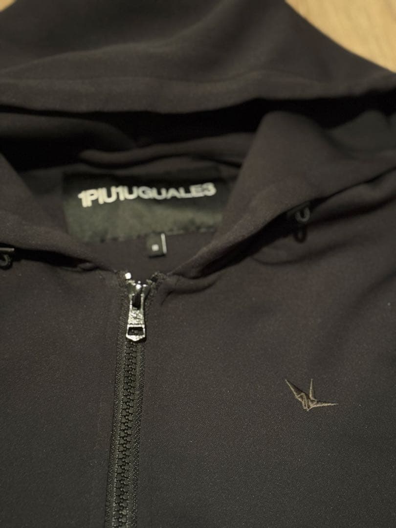 1PIU1UGUALE3の上下セットのラグジュアリージャージセット