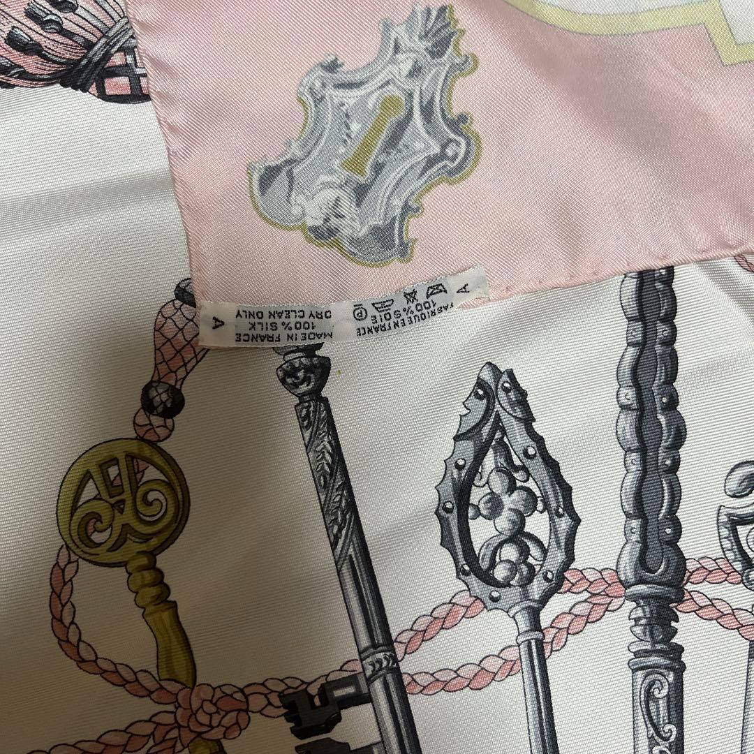 ✨極美品✨HERMES カレ90 シルクスカーフ 鍵柄 ピンク系　正規品