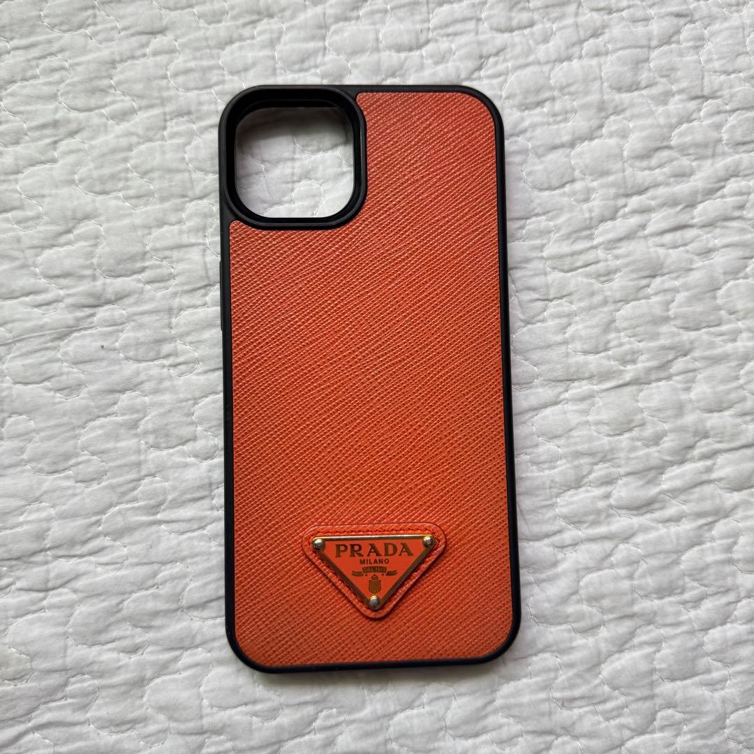 美品✨プラダ 三角ロゴプレート サフィアーノ iPhone13ケース オレンジ