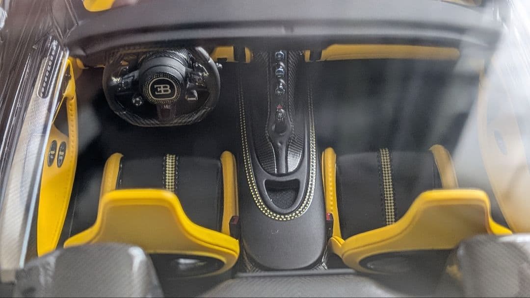 Bugatti W16 Mistral Black (MRコレクション1/18)