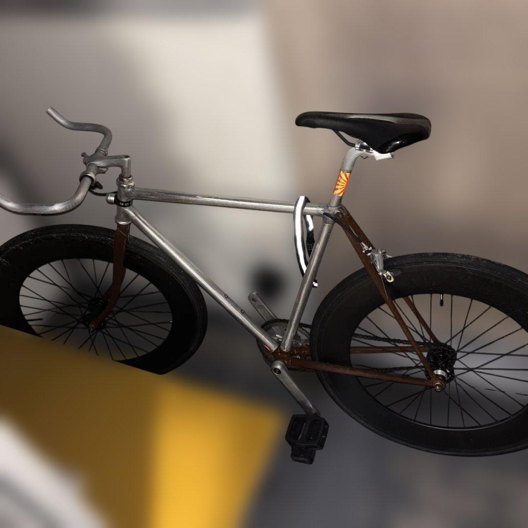 ピストバイク シルバー フレーム カーボンホイール 削り出しフレーム