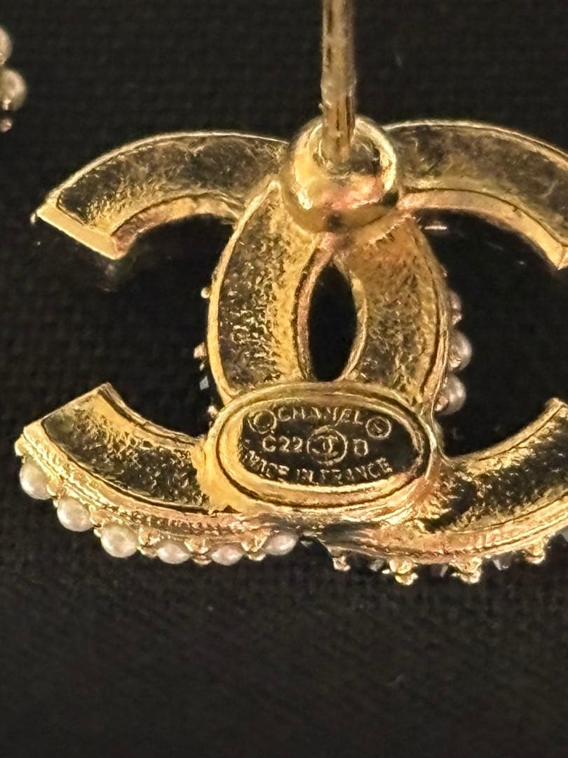 CHANELシャネル22Bココマークラインストーンパールピアス - メルカリ