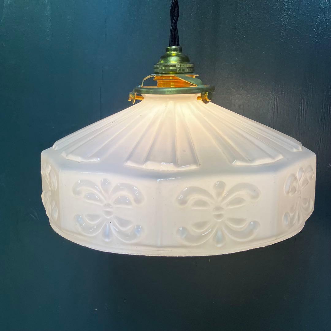 アンティーク模様の乳白色ガラスシェードペンダントライトレトロミルク