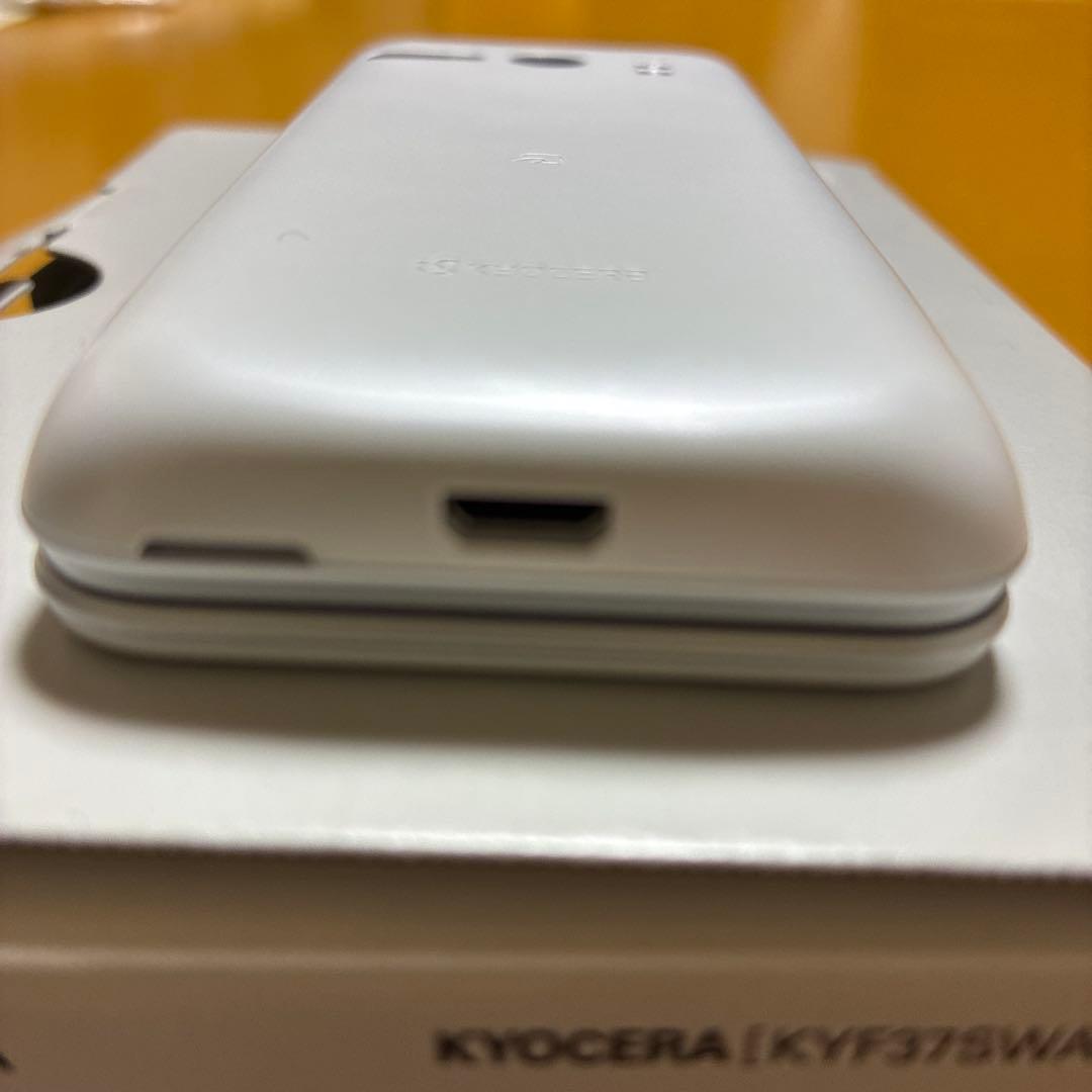 au グラティーナ KYF37 ホワイト SIMロック解除済み